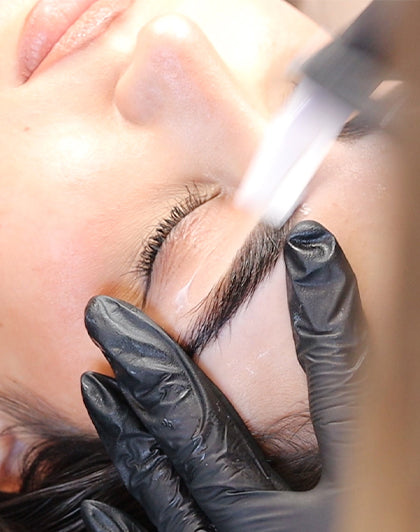 Onlineutbildning i brynstyling - Kartläggning och vaxning (olika språk)